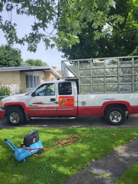 Débarras complet de terrain résidentiel à Laval – Full yard cleanup and junk removal by Gobe-Tout in Laval.
