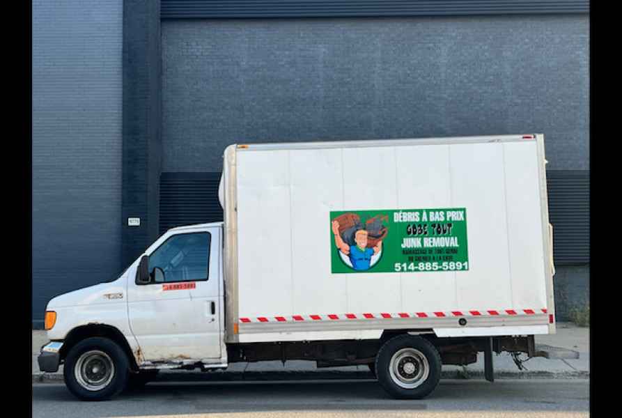 Camion de débarras Gobe-Tout devant un entrepôt à Montréal – Gobe-Tout junk removal truck parked in Montreal.