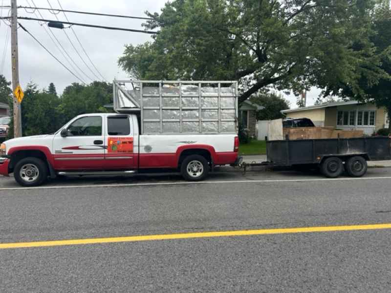 Chargement d’encombrants sur rue commerciale à Montréal – Junk loading operation on commercial street in Montreal by Gobe-Tout.