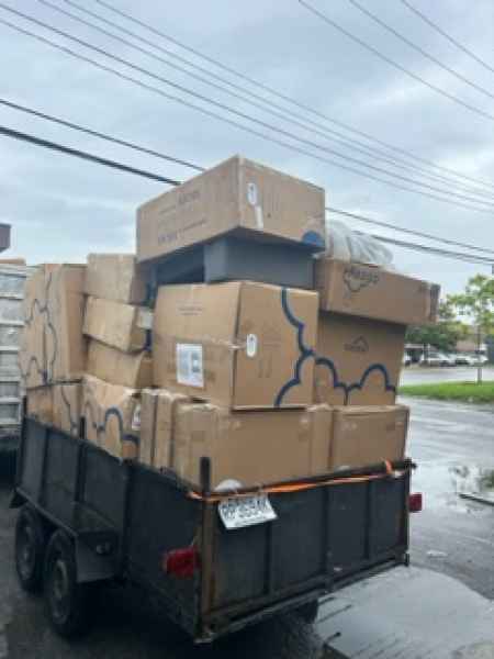 Chargement de boîtes pour un débarras résidentiel par Gobe-Tout – House junk pick-up service by Gobe-Tout in Montreal.
