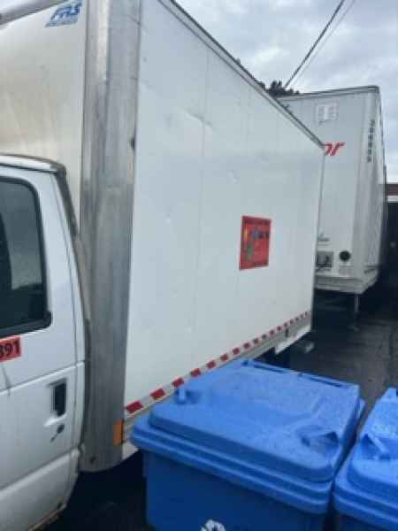 Service de ramassage avec camion et remorque Gobe-Tout à Laval – Junk removal with truck and trailer in Laval.