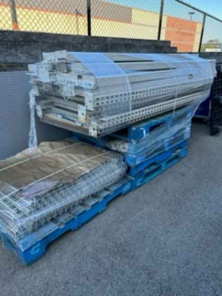 Remorque pleine de meubles et déchets lors d’un débarras – Full trailer during a junk removal job in Greater Montreal.