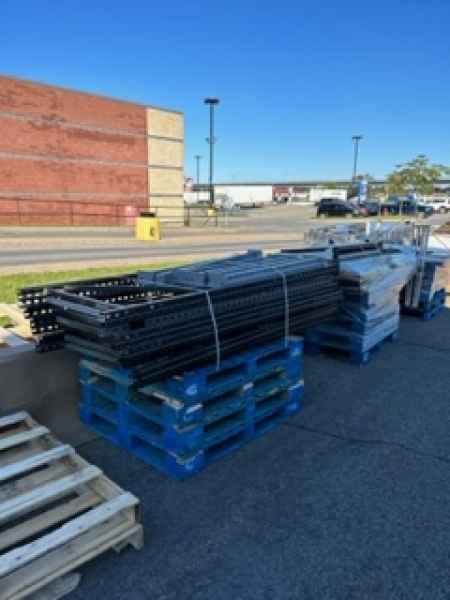 Remorque Gobe-Tout prête pour un service de débarras à Longueuil – Gobe-Tout trailer ready for junk pick-up in Longueuil.
