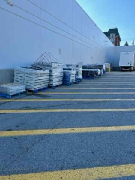 Camion Gobe-Tout en déplacement vers un client à Brossard – Gobe-Tout truck en route to a client in Brossard.